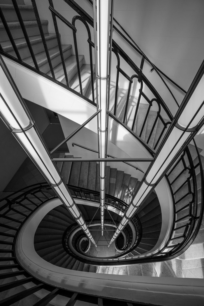 Luminaires et escalier à double révolution de la Halle au Blé - Bourse de Commerce - Collection Pinault - Photo : © Sebastien Desnoulez Photographe Auteur