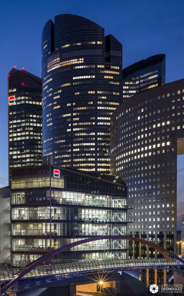 Japan Bridge, tours Société Générale et Pacific à la tombée de la nuit, La Défense, Paris - Photo : © Sebastien Desnoulez