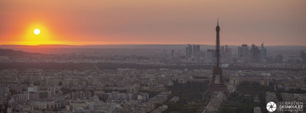 Coucher de soleil sur la tour Eiffel et la Defense Paris - Photo : © Sebastien Desnoulez