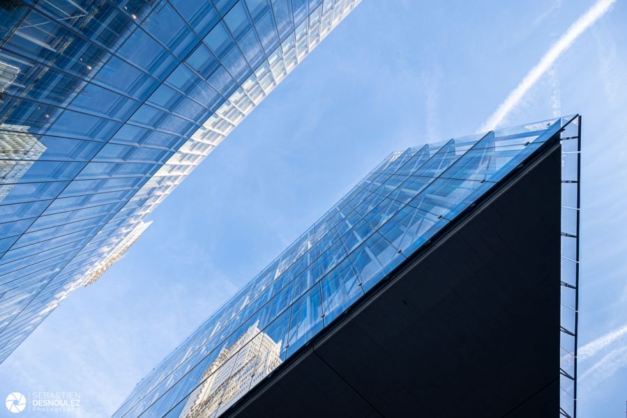 Réflexion du tribunal de Paris sur la façade de la Maison des Avocats - Photo : © Sebastien Desnoulez