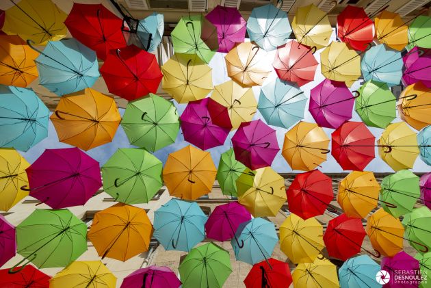 Exposition Umbrella Sky de l’artiste portugaise Patricia Cunha au Village Royal - Photo : © Sebastien Desnoulez