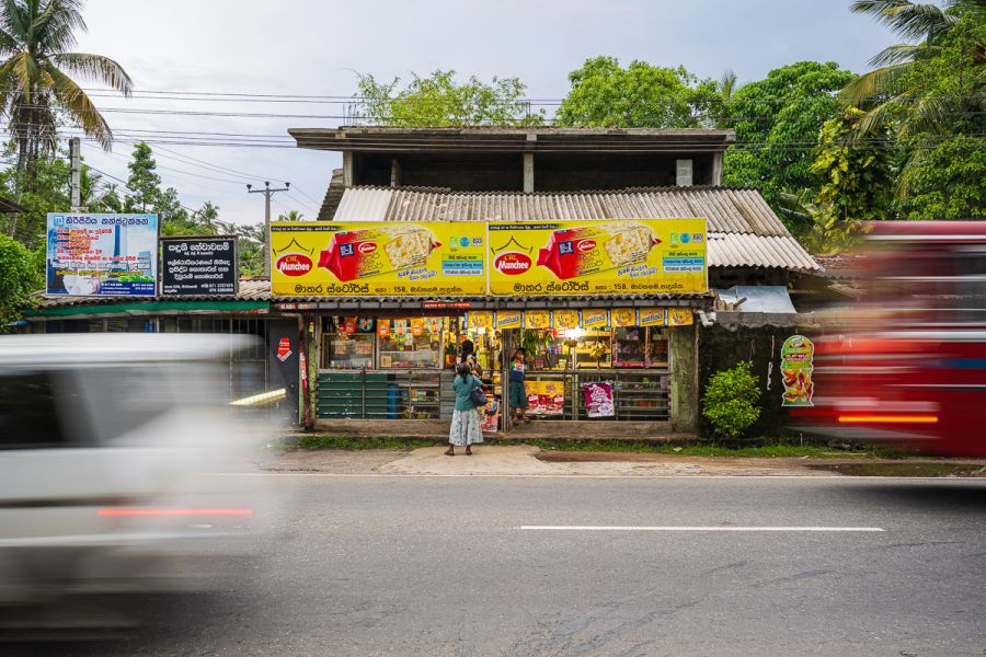 Local store on a busy road Sri Lanka Photo : © Sebastien Desnoulez