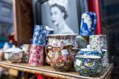 Notting Hill brocante porcelaine sous la surveillance de la Reine Elizabeth II London Photo : © Sebastien Desnoulez c