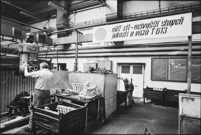 Atelier moteur usine Tatra à Pribor, Tchécoslovaquie 1991 - Photo : © Sebastien Desnoulez