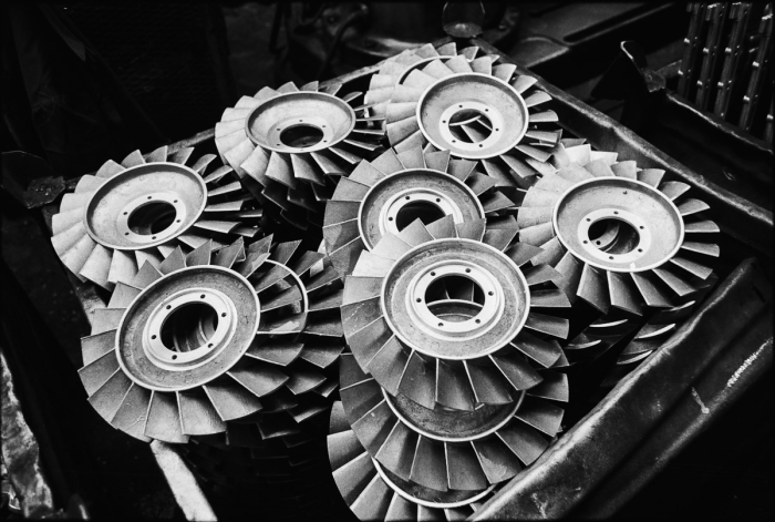 Atelier moteur usine Tatra à Pribor, Tchécoslovaquie 1991 - Photo : © Sebastien Desnoulez