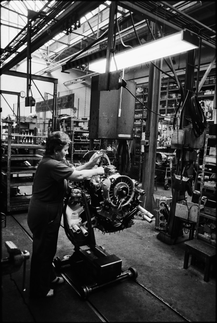Atelier moteur usine Tatra à Pribor, Tchécoslovaquie 1991 - Photo : © Sebastien Desnoulez