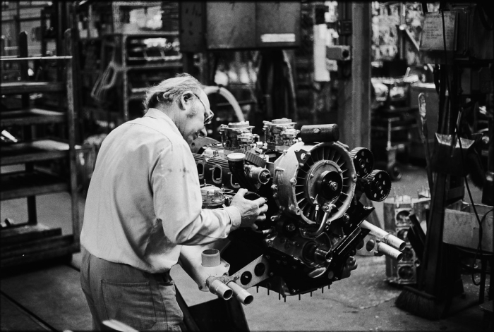 Atelier moteur usine Tatra à Pribor, Tchécoslovaquie 1991 - Photo : © Sebastien Desnoulez