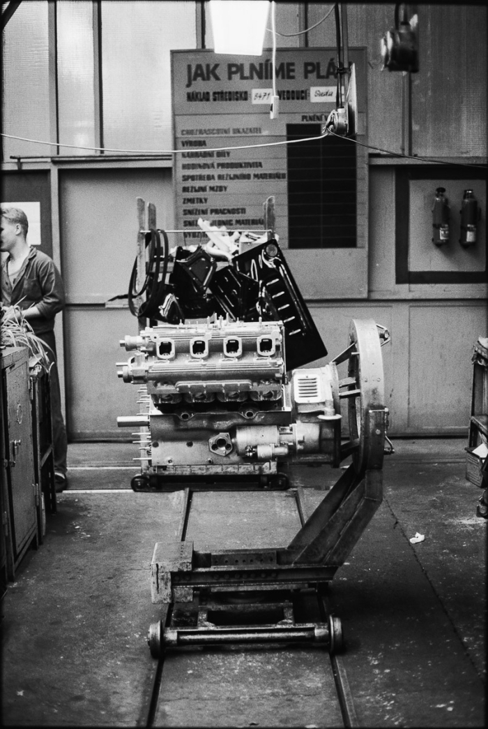Atelier moteur usine Tatra à Pribor, Tchécoslovaquie 1991 - Photo : © Sebastien Desnoulez