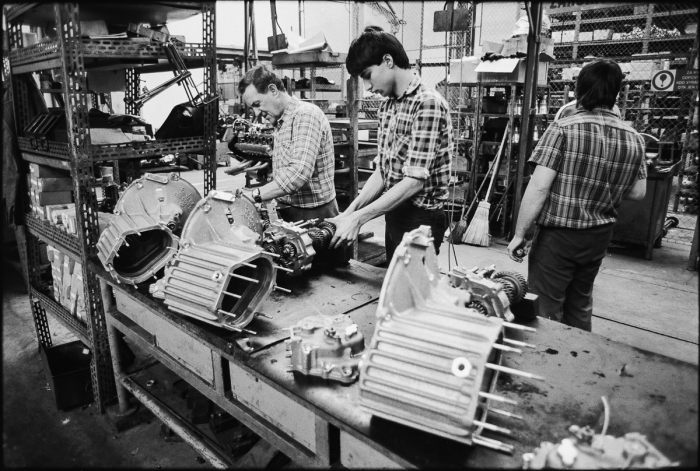 Atelier moteur usine Tatra à Pribor, Tchécoslovaquie 1991 - Photo : © Sebastien Desnoulez
