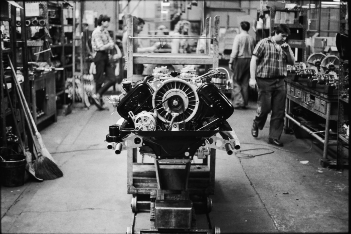 Atelier moteur usine Tatra à Pribor, Tchécoslovaquie 1991 - Photo : © Sebastien Desnoulez