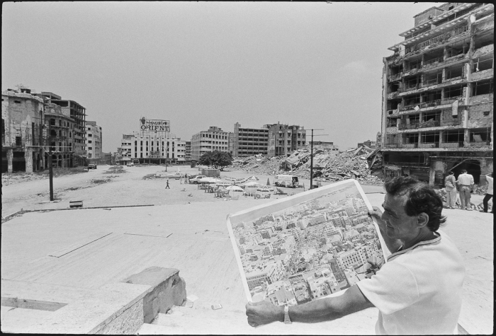 Le chauffeur nous montre un poster de la Place des canons ou place des martyrs avant la guerre, Beyrouth centre, Liban 1991 - Photo : © Sebastien Desnoulez