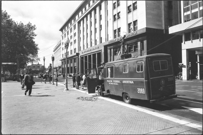 Camion De L'unité De Surveillance Vidéo De La Police - Buenos Aires en 1995 au Leica M6, pendant le GP d'Argentine - Photo : © Sebastien Desnoulez