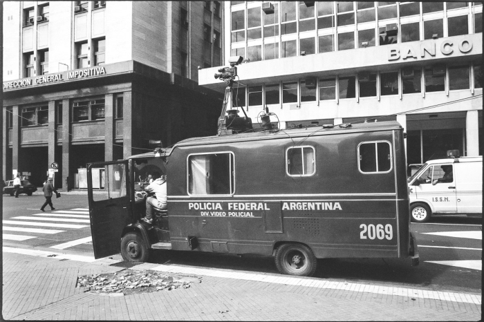 Camion De L'unité De Surveillance Vidéo De La Police - Buenos Aires en 1995 au Leica M6, pendant le GP d'Argentine - Photo : © Sebastien Desnoulez