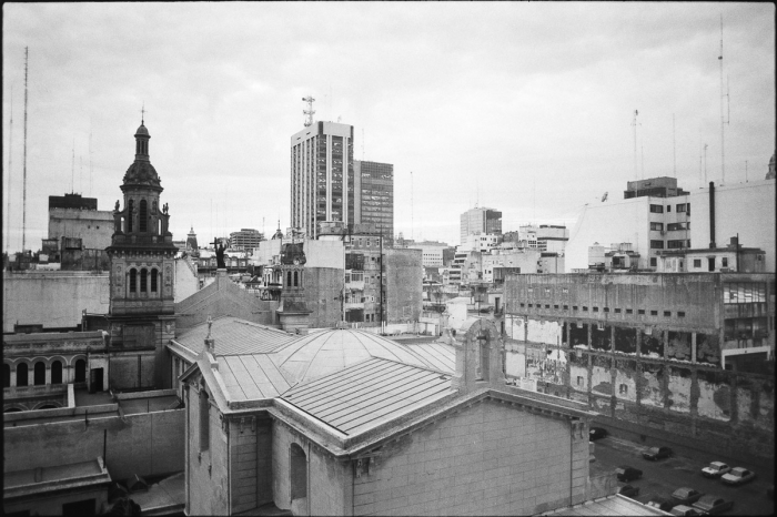 Vue sur les toits depuis l'hôtel - Buenos Aires en 1995 au Leica M6, pendant le GP d'Argentine - Photo : © Sebastien Desnoulez