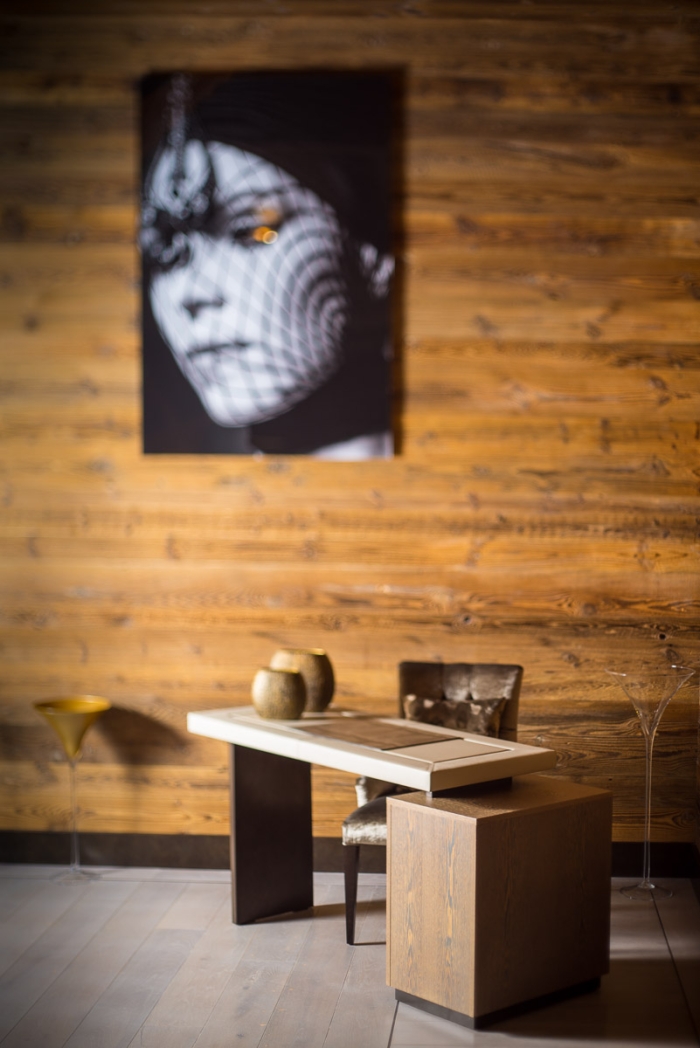 Freelensing en photographie : Bureau Hôtel Gstaad - Série À Moitié Flou - Photo : © Sebastien Desnoulez