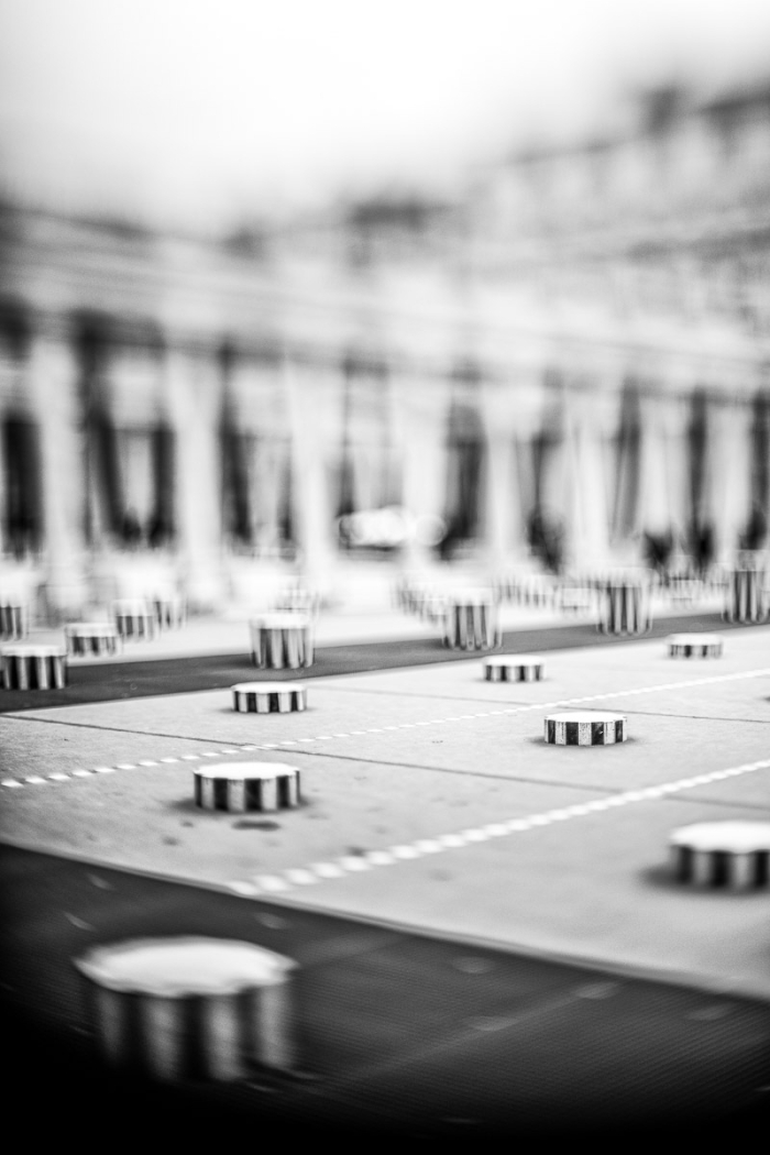 Colonnes de Buren, Palais Royal, Paris -  Freelensing - Série À moitié flou - Photo : © Sebastien Desnoulez