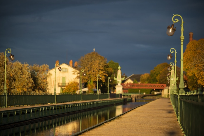 Couleurs d'automne - Pont-canal de Briare, Bourgogne - Photo : © Sebastien Desnoulez