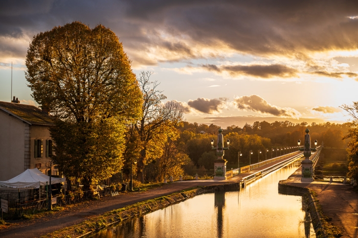 Couleurs d'automne - Pont-canal de Briare, Bourgogne - Photo : © Sebastien Desnoulez