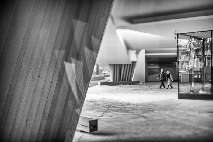 Freelensing en photographie : Couple Philharmonie de Paris - Série À Moitié Flou - Photo : © Sebastien Desnoulez