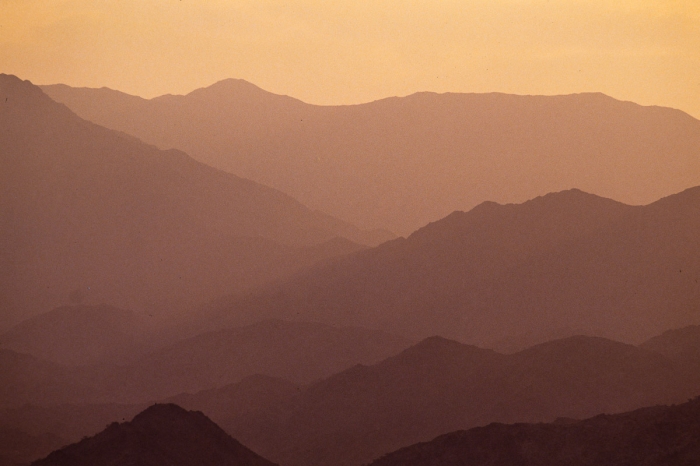 Silhouettes des reliefs des montagnes Al Ruman photographiées depuis Fujairah aux Émirats arabes unis en 1991 - Photo : © Sebastien Desnoulez
