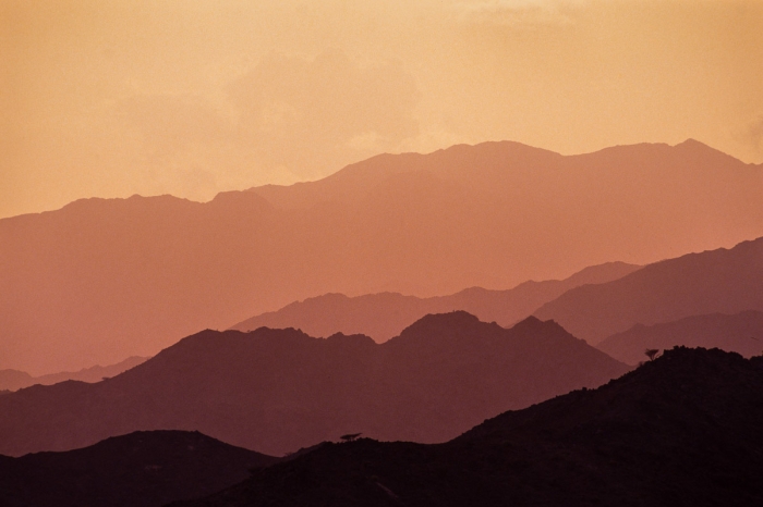 Silhouettes des reliefs des montagnes Al Ruman photographiées depuis Fujairah aux Émirats arabes unis en 1991 - Photo : © Sebastien Desnoulez