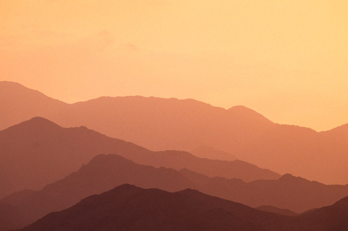 Silhouettes des reliefs des montagnes Al Ruman photographiées depuis Fujairah aux Émirats arabes unis en 1991 - Photo : © Sebastien Desnoulez