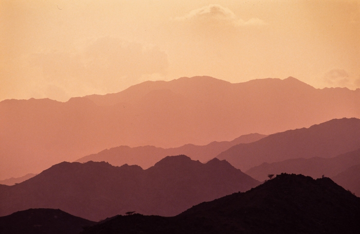 Silhouettes des reliefs des montagnes Al Ruman photographiées depuis Fujairah aux Émirats arabes unis en 1991 - Photo : © Sebastien Desnoulez