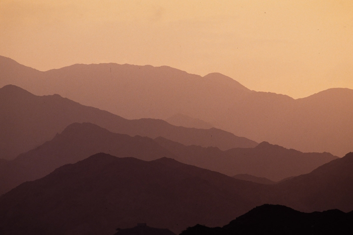 Silhouettes des reliefs des montagnes Al Ruman photographiées depuis Fujairah aux Émirats arabes unis en 1991 - Photo : © Sebastien Desnoulez