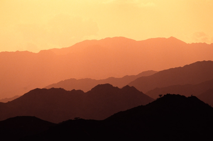 Silhouettes Des Reliefs Des Montagnes Al Ruman Photographiées Depuis Fujairah Aux Émirats Arabes Unis En 1991   Photo : © Sebastien Desnoulez