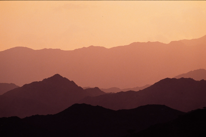 Silhouettes des reliefs des montagnes Al Ruman photographiées depuis Fujairah aux Émirats arabes unis en 1991 - Photo : © Sebastien Desnoulez