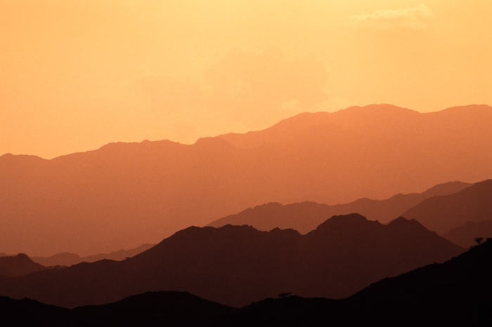 Silhouettes des reliefs des montagnes Al Ruman photographiées depuis Fujairah aux Émirats arabes unis en 1991 - Photo : © Sebastien Desnoulez