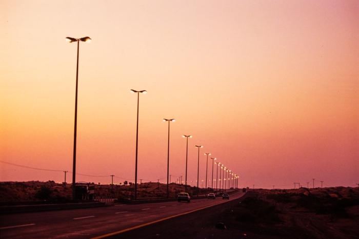Dubai 1991   Autoroute Éclairée   Photo : © Sebastien Desnoulez
