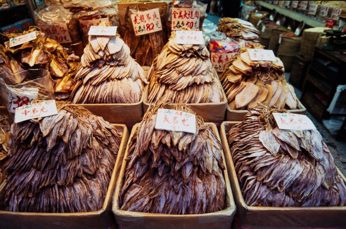 Poissons et calamars séchés, Hong Kong island, Mars 1993 - Photo : © Sebastien Desnoulez