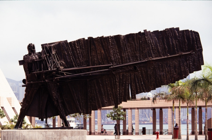 Le Français volant, sculpture monumentale de César installée devant le Hong Kong Cultural Centre, Kowloon, Mars 1993 - Photo : © Sebastien Desnoulez