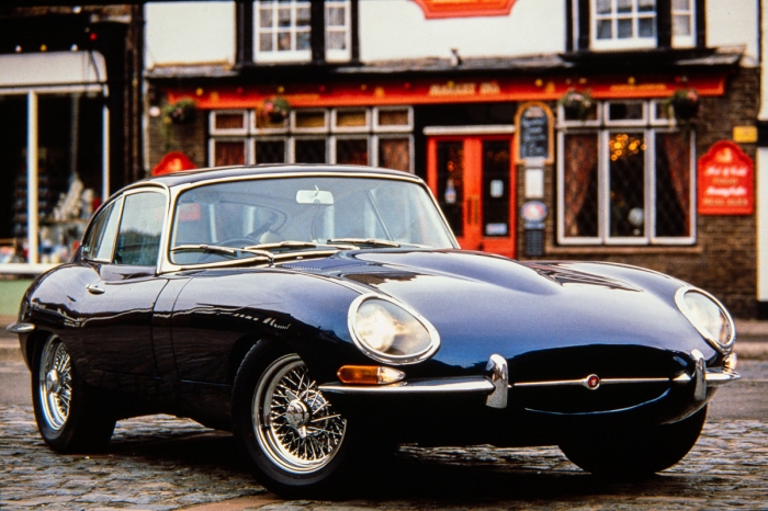 Jaguar Type E Vicarage devant un pub du sud de l'Angleterre, L'Automobile Magazine 1991 - Photo : © Sebastien Desnoulez