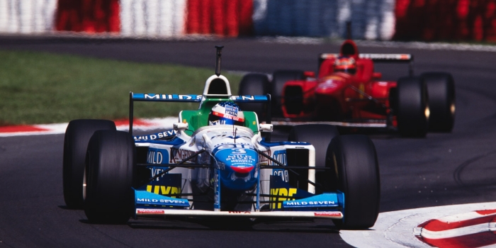 Jean Alesi sur Benetton devant Michael Schumacher sur Ferrari au GP d'Italie F1 1996 - Photo : © Sebastien Desnoulez