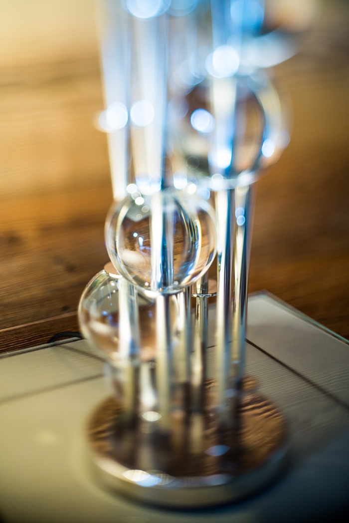 Freelensing en photographie : Lampe de chevet, Hôtel Gstaad - Série À Moitié Flou - Photo : © Sebastien Desnoulez