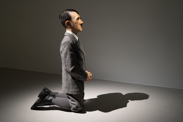 Pauvre petit garçon, de Maurizio Cattelan - Le monde comme il va - Bourse de Commerce - Collection Pinault - Photo : © Sebastien Desnoulez Photographe Auteur