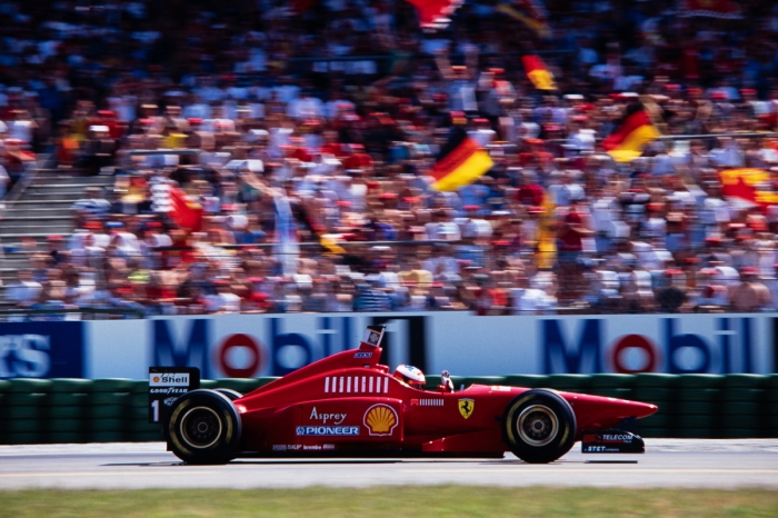 Michael Schumacher / Ferrari salue ses supporters à la fin des essais du GP d'Allemagne F1 1996 - Photo : © Sebastien Desnoulez