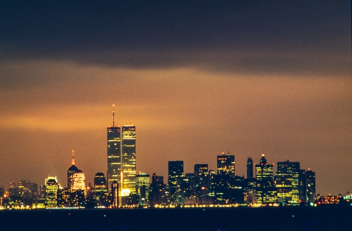New York City 1985 Skyline after Sunset - Photo : © Sebastien Desnoulez
