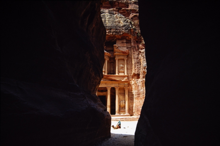 Photographie de bédouin au pied du trésor de Petra depuis le Siq en 1992 - Photo : © Sebastien Desnoulez