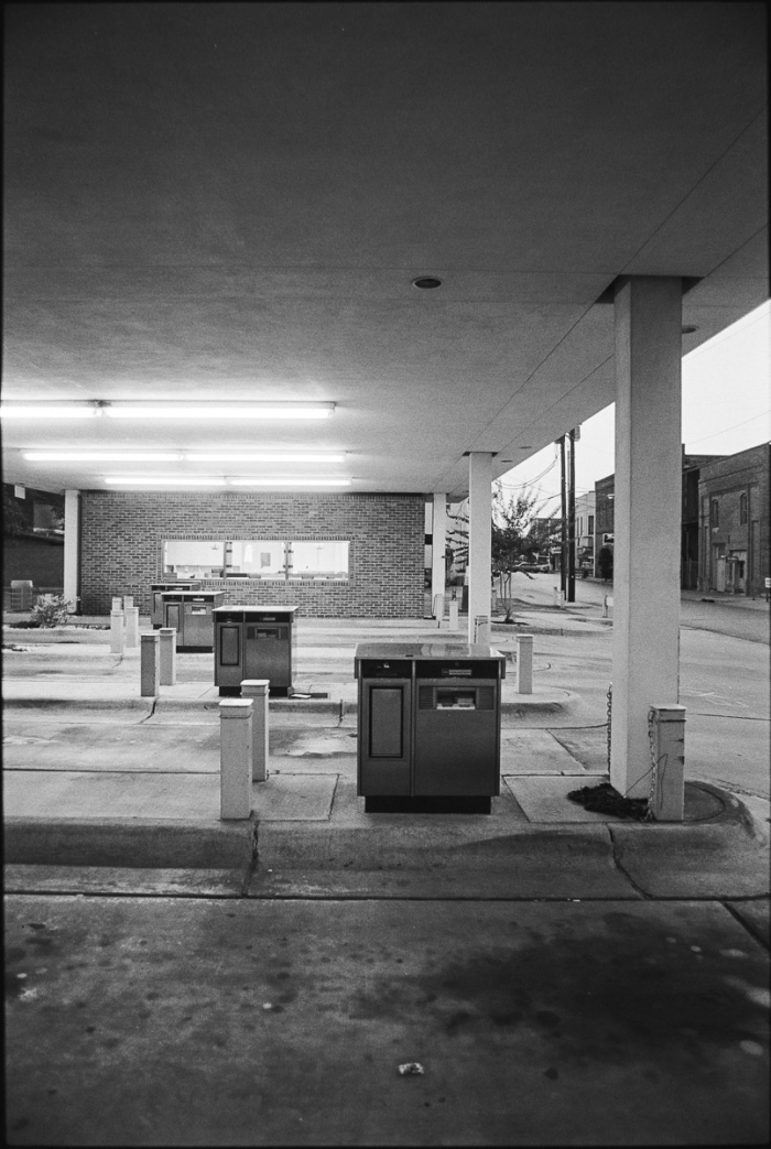 Photographier la banalité - Drive in banque - Nacogdoches, Texas, 1986 - Photo : © Sebastien Desnoulez