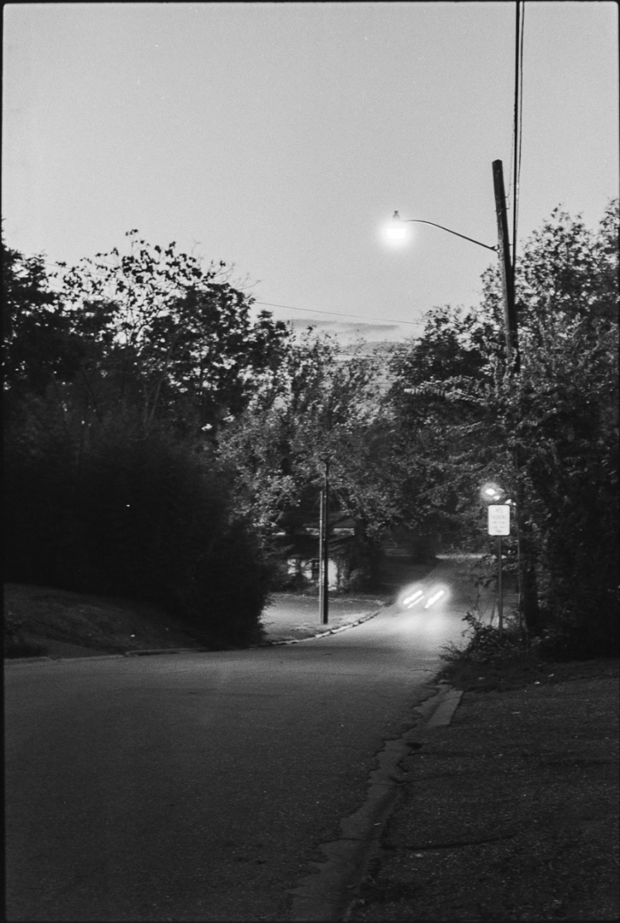 Photographier la banalité - street at sunset - Nacogdoches, Texas, 1986 - Photo : © Sebastien Desnoulez