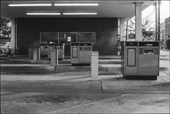 Photographier la banalité - Drive in banque - Nacogdoches, Texas, 1986 - Photo : © Sebastien Desnoulez