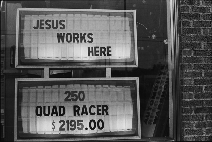 Photographier la banalité - Jesus works here - Nacogdoches, Texas, 1986 - Photo : © Sebastien Desnoulez