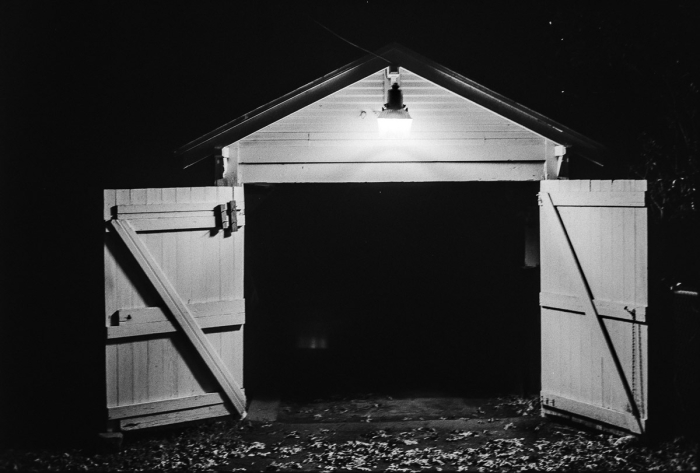 Photographier la banalité - garage de nuit - Nacogdoches, Texas, 1986 - Photo : © Sebastien Desnoulez