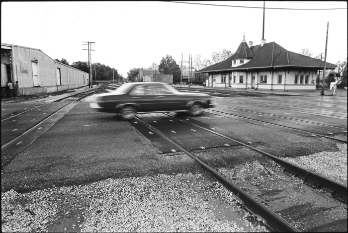 Photographier la banalité - passage à niveau - Nacogdoches, Texas, 1986 - Photo : © Sebastien Desnoulez