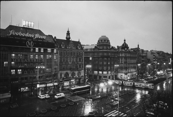Place Vencelas depuis ma chambre à l'hotel Europa, Prague, Mars 1991 - Photo : © Sebastien Desnoulez