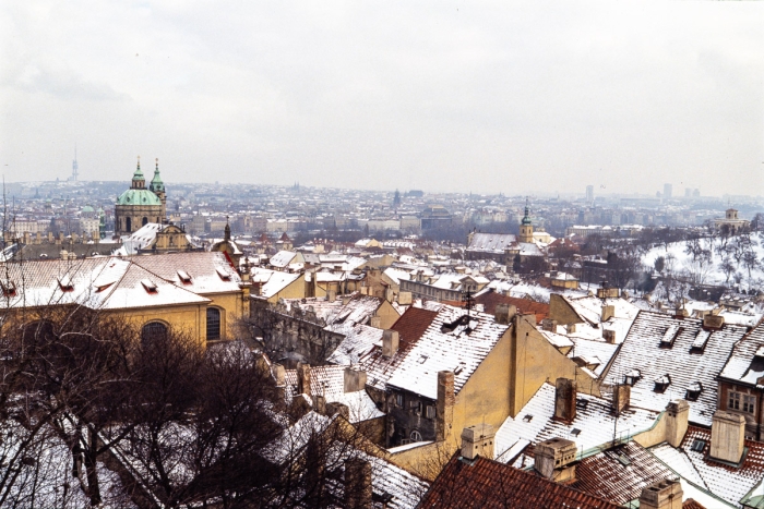 Toits De Prague Enneigés Vus Depuis Le Chateau   Tchécoslovaquie, Février 1991   Photo : © Sebastien Desnoulez