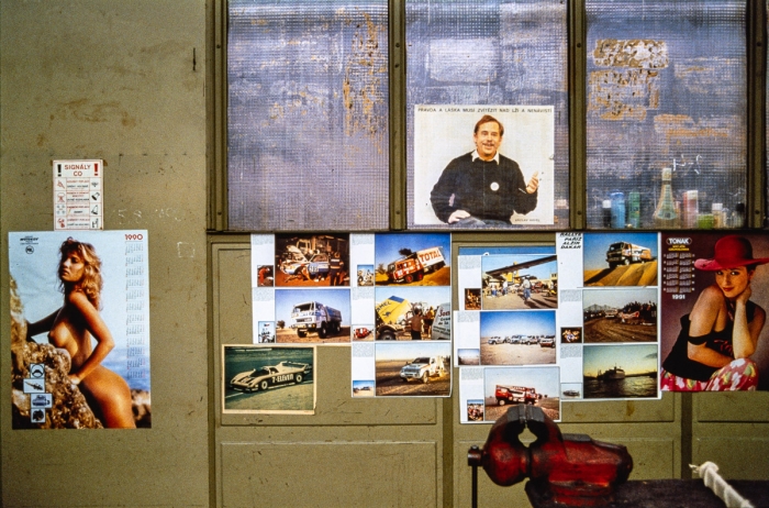 Visite de l'usine Tatra à Příbor en République Tchèque en 1991 - Vaclav Havel, camions Tatra au Dakar et filles nues - Photo : © Sebastien Desnoulez